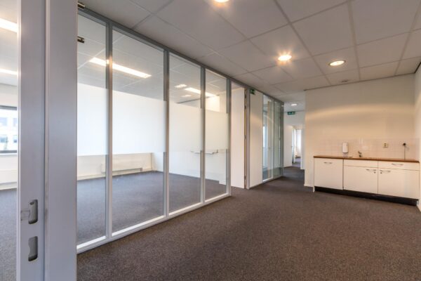 Kantoorruimte aan de Lage Biezenweg met glazen scheidingswanden en een kitchenette.